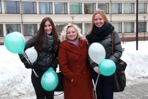Mokiniai sveikino Prienų miesto bendruomenęa
