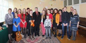 Koncerto dalyviai su seniūnu A. Bartusevičiumi