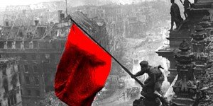 Allemagne, Berlin. 2 mai 1945. Le drapeau rouge flotte sur les to?ts du Reichstag
