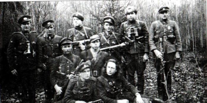 Adomas stovi pirmasis iskaires