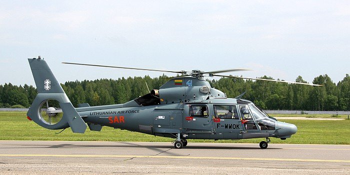 Į Lietuvą atskrido pirmasis iš trijų naujųjų Lietuvos kariuomenės įsigyjamų paieškos ir gelbėjimo sraigtasparnių