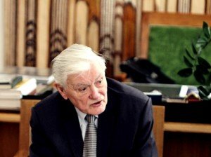 V. Adamkus su knyga