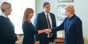Prezidentės susitikimas su švietimo ir mokslo ministre J. Petrauskiene, Seimo Švietimo ir mokslo komiteto pirmininku E. Jovaiša, Savivaldybių asociacijos direktore R. Žakaitiene ir Lietuvos moksleivių sąjungos atstovais.