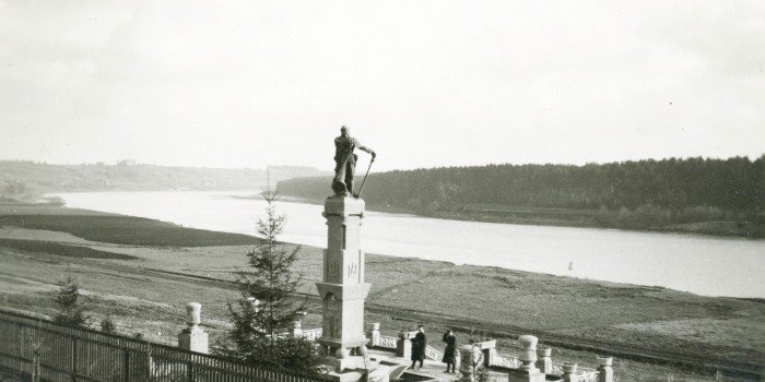 L.D.K. Kestucio paminklas esantis prie Prienu miesto igulos kareiviniu 1938 m.
