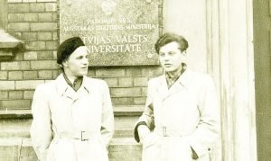Justinas Marcinkevicius ir Jonas Kazlauskas. Ryga 1952 m.