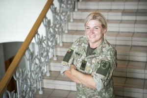 Kariuomenėje tarnaujanti ir į tarnybą ir sūnų atvedusi 46-erių alytiškė: „Nereikia mamoms tikėtis, kad čia bus smėliadėžių ir vaikai ten žais.“