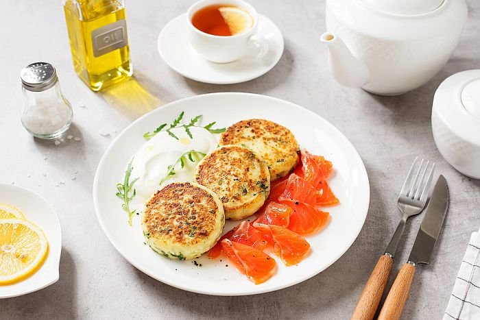 Salted,Cottage,Cheese,Pancake,With,Greens,,Served,With,Smoked,Salmon