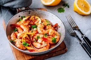 Spicy,Garlic,Chilli,Prawns,Shrimps,On,Frying,Pan,With,Lemon