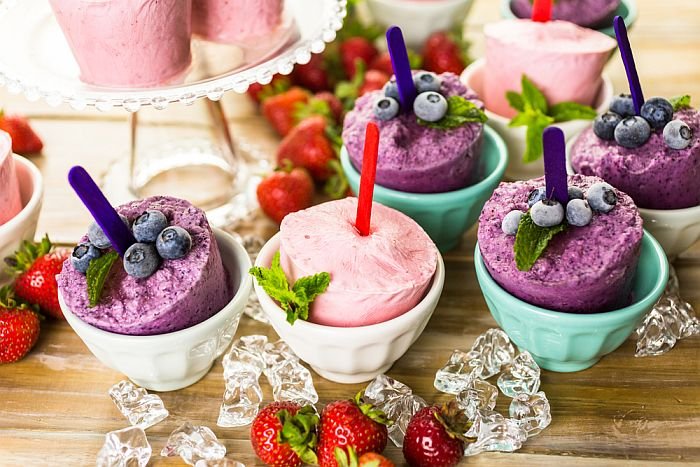 Homemade,Blueberry,And,Strawberry,Popsicles,Made,In,Plastic,Cups.