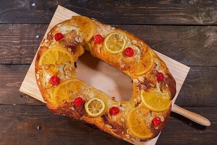 Epiphany,Cake,"roscon,De,Reyes",On,Wood,Background.,Panoramic,View.