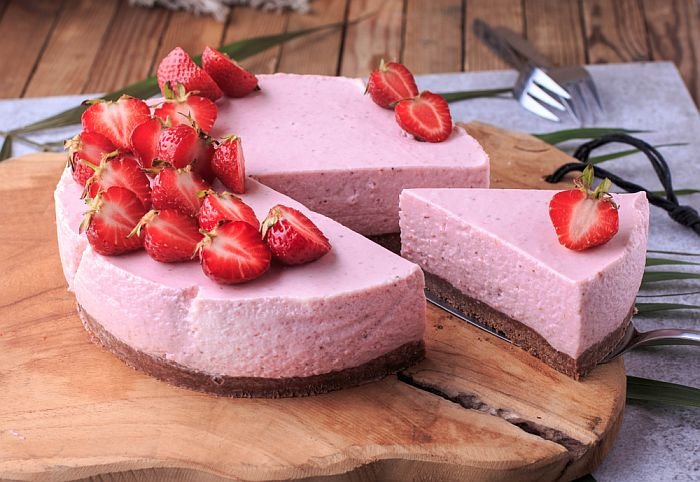 Strawberry,Mousse,Cake.,Homemade,Strawberry,Cake,With,Fresh,Berries,On