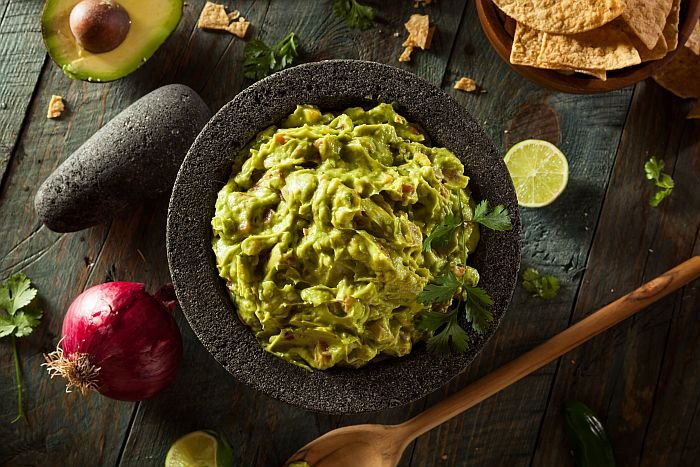Homemade,Fresh,Guacamole,And,Chips,Ready,To,Eat