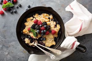 Berry,Crumble,In,A,Cast,Iron,Pan,With,Fresh,Raspberry