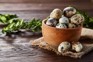 Bowl,With,Eggs,Quail,,Eggs,On,A,Homespun,Napkin,,Boxwood