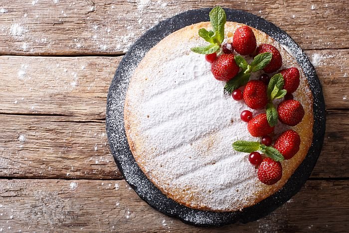 Whole,Victoria,Sandwich,Cake,,Decorated,With,Strawberries,,Cranberries,And,Mint