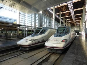 Estación_de_Madrid_Puerta_de_Atocha,_tren_AVE_con_destino_Valencia,_España._Renfe_serie_112