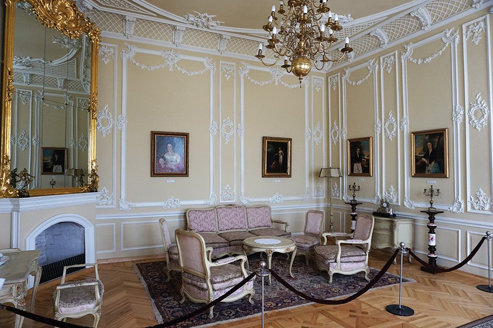Damų_salonas_Renavo_dvare