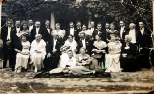 Prie.Saltupio dvaro oficinos prieskariu susituoke Zofijos.is.Geistaru.gimines. ir Stanislovo Karpinskiu. tevai.Prie-Šaltupio-dvaro-rūmų-vestuvių-metu-1939m (2)