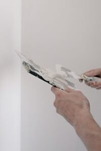 Glaistas kaip išsirinkti tinkamiausią sienų ir lubų apdailai